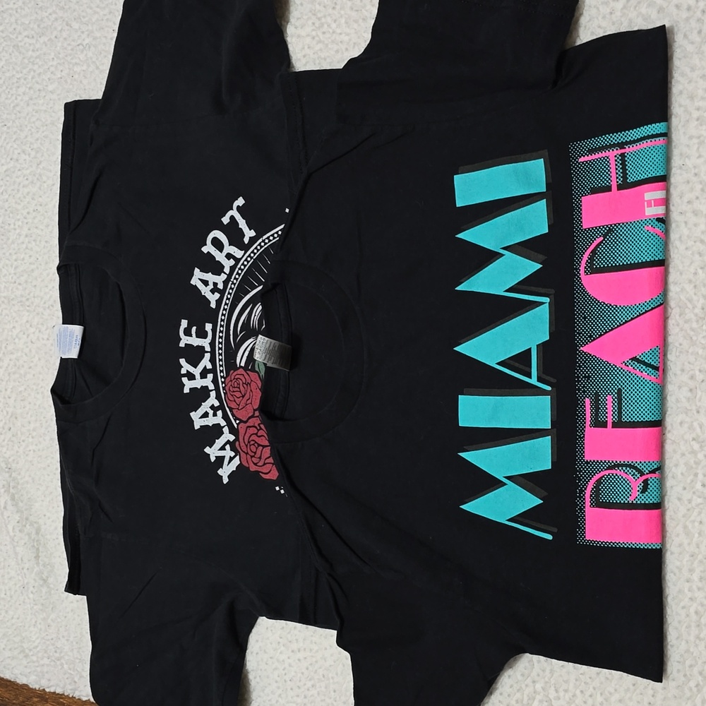 2 T-shirts. Size: S
